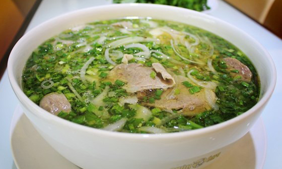 Vụ tô phở khổng lồ: Phở ông Hùng sẽ bồi thường cho khách