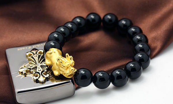 Đại gia sắm thắt lưng mạ vàng nạm ngọc, vòng tay cục vàng chơi tết