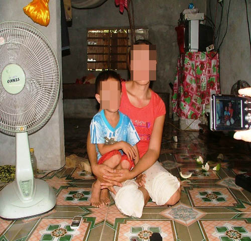 (bgiay)Nước mắt người mẹ dứt ruột bỏ rơi con ở bên kia biên giới (bgiay)Nước mắt người mẹ dứt ruột bỏ rơi con ở bên kia biên giới