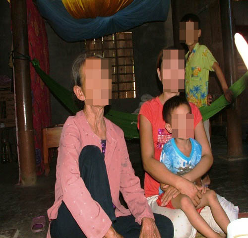 (bgiay)Nước mắt người mẹ dứt ruột bỏ rơi con ở bên kia biên giới (bgiay)Nước mắt người mẹ dứt ruột bỏ rơi con ở bên kia biên giới