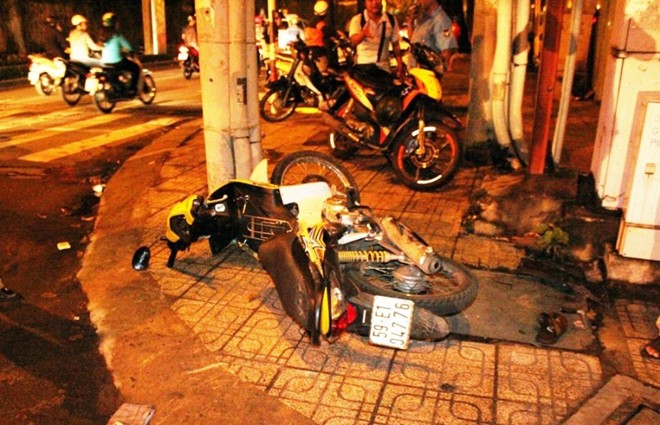 Thanh niên dính chặt vào miệng cống hi hữu ở Sài Gòn