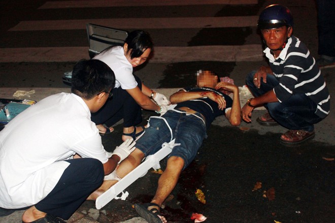 Thanh niên dính chặt vào miệng cống hi hữu ở Sài Gòn