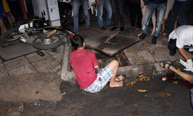 Thanh niên dính chặt vào miệng cống hi hữu ở Sài Gòn