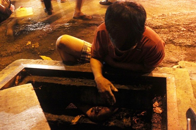 Thanh niên dính chặt vào miệng cống hi hữu ở Sài Gòn