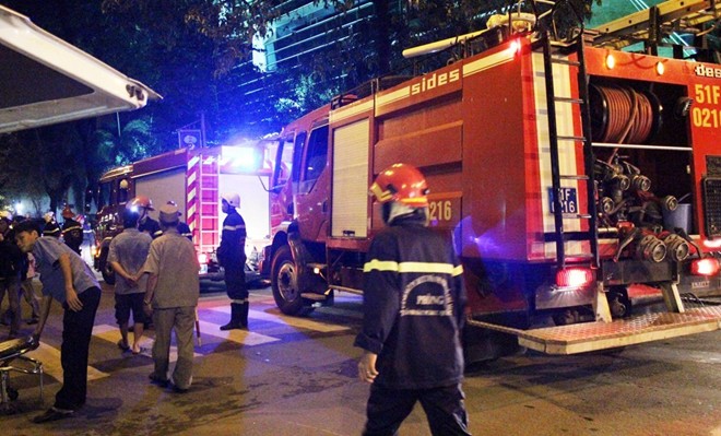 Thanh niên dính chặt vào miệng cống hi hữu ở Sài Gòn