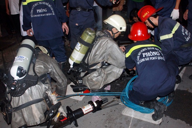 Thanh niên dính chặt vào miệng cống hi hữu ở Sài Gòn