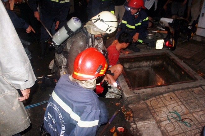 Thanh niên dính chặt vào miệng cống hi hữu ở Sài Gòn