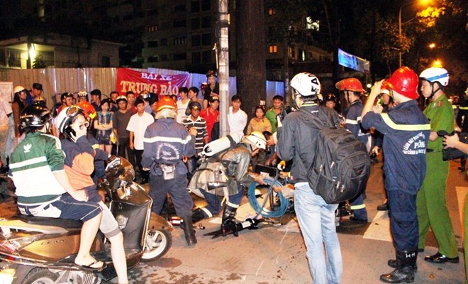 Thanh niên dính chặt vào miệng cống hi hữu ở Sài Gòn