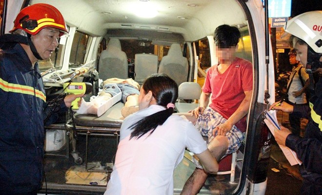 Thanh niên dính chặt vào miệng cống hi hữu ở Sài Gòn