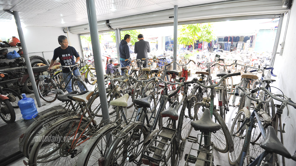 “Đột nhập” kho xe cổ hàng trăm chiếc tại Hà Nội “Đột nhập” kho xe cổ hàng trăm chiếc tại Hà Nội