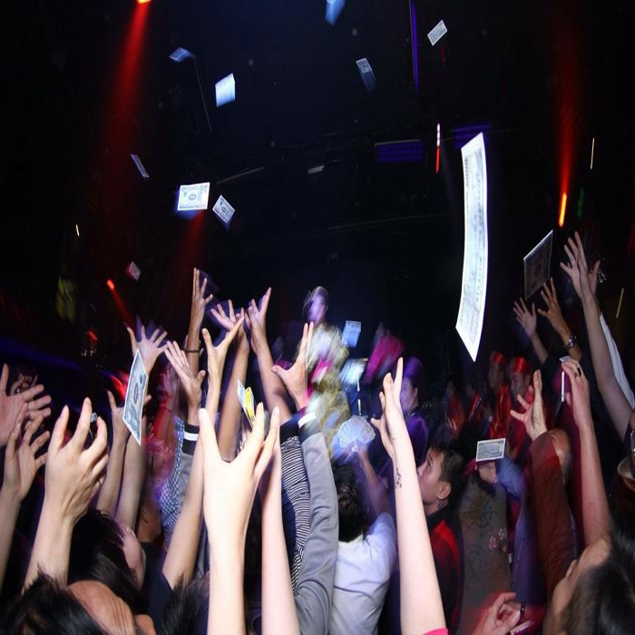 (bgiay)Diễn xướng hầu đồng tại vũ trường: Tâm linh hay cố tình gâ