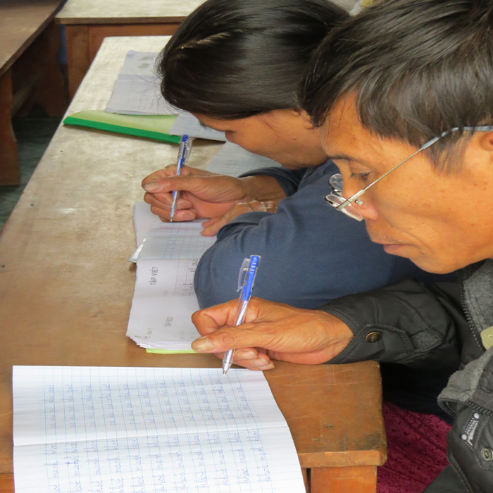 (bgiay)Làng chài bên phá Tam Giang và lớp học chữ cho những “bô l (bgiay)Làng chài bên phá Tam Giang và lớp học chữ cho những “bô l