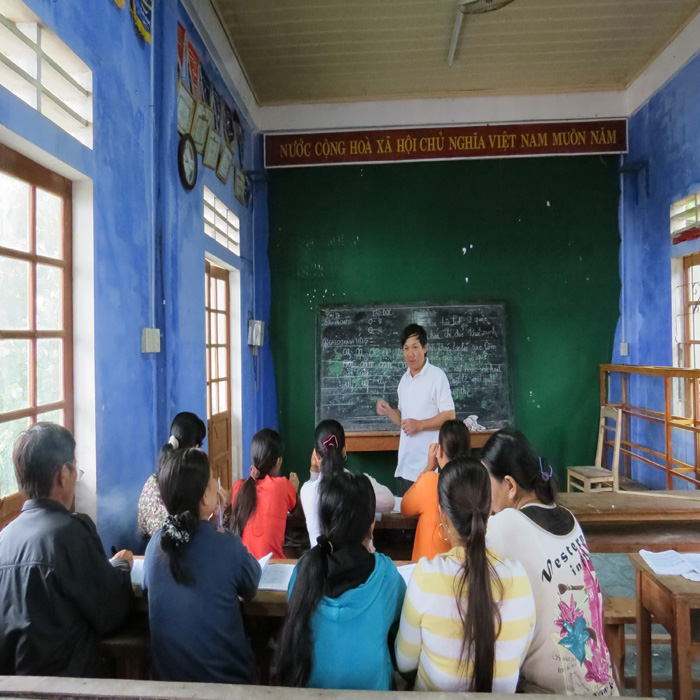 (bgiay)Làng chài bên phá Tam Giang và lớp học chữ cho những “bô l (bgiay)Làng chài bên phá Tam Giang và lớp học chữ cho những “bô l