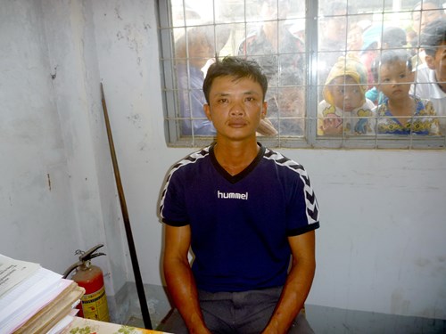 Giết chết vợ bằng 9 nhát dao rồi tìm mọi cách châm lửa đốt nhà