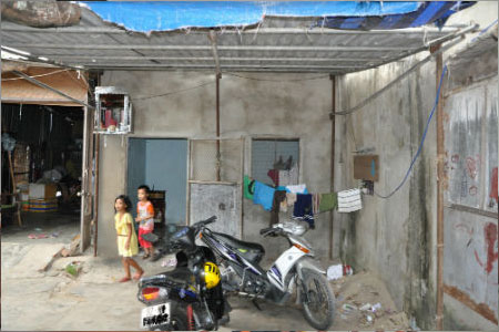 Bé gái hóa điên sau 