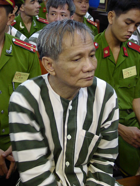 Đòn ghen “độc chiêu” đối phó với thói hám gái lạ đời của Năm Cam