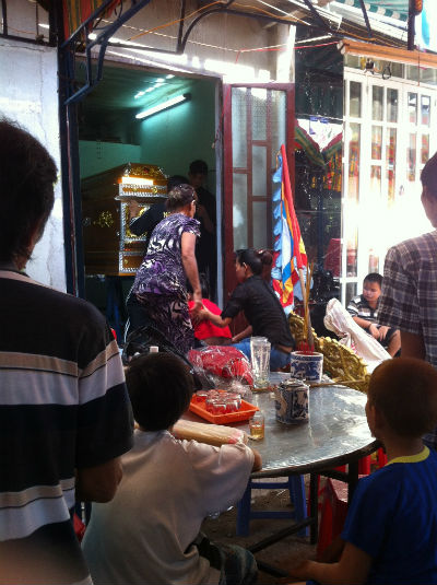 Ẩn ức trong đám tang đôi vợ chồng cùng giới