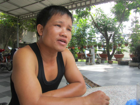 Ném bịch nước ớt vào mặt người đang chạy xe trên phố để cướp tiền