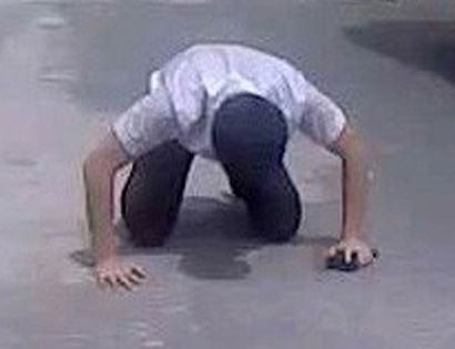 Khóc lóc, quỳ lạy vẫn bị chém thẳng không dừng Khóc lóc, quỳ lạy vẫn bị chém thẳng không dừng