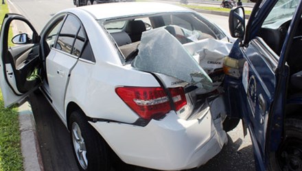 Đi đón dâu, xe hoa bị xe tải tông nát