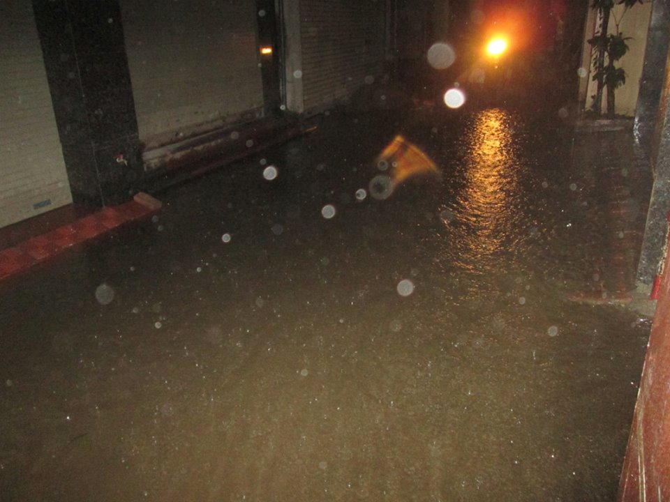 Tối 07/06, Hà Nội ngập lụt sau 30 phút mưa to