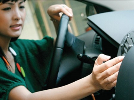 Những thói quen phụ nữ nên bỏ khi lái xe