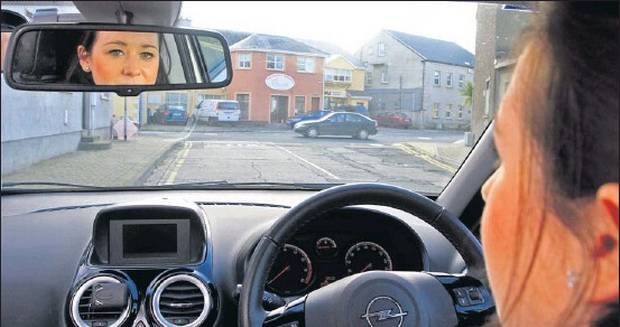 Những thói quen phụ nữ nên bỏ khi lái xe