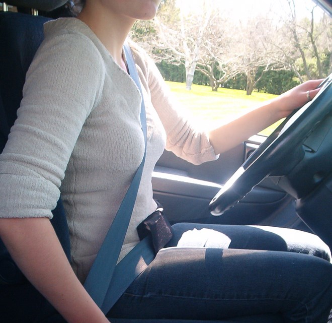 Những thói quen phụ nữ nên bỏ khi lái xe
