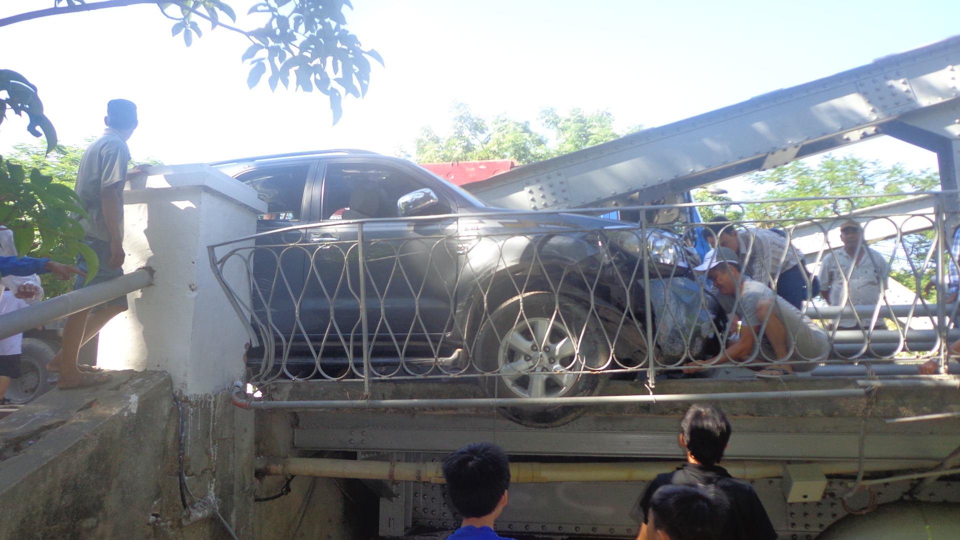 Nữ Tài xế lao xe lên vỉa hè cầu Trường Tiền rồi mắc kẹt 