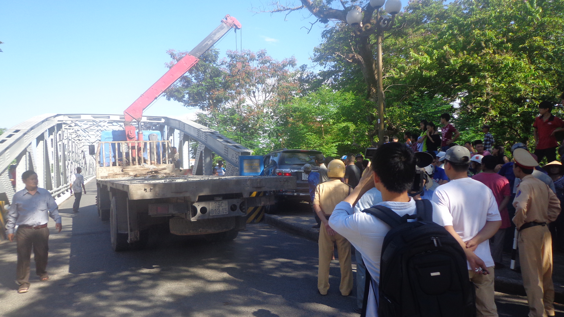 Nữ Tài xế lao xe lên vỉa hè cầu Trường Tiền rồi mắc kẹt 