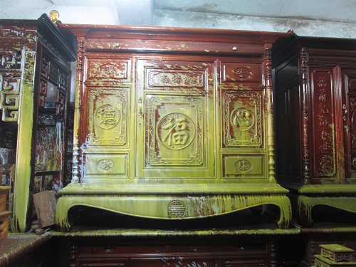 Nhóm đối tượng liên tục tấn công nhà dân bằng chất bẩn