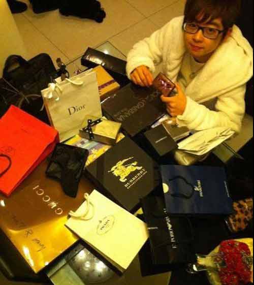 Cận cảnh ăn chơi của 'thiếu gia mặt búng ra sữa'