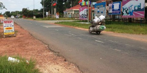 Bé gái 6 tuổi nhìn bố giết mẹ rồi lao vào ô tô tự sát