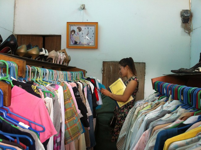 Quần áo 5.000 đồng/chiếc hút khách mua buôn