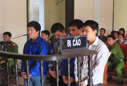 Thiếu nữ 16 tuổi bị người yêu cùng đám trai làng hãm hiếp