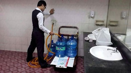 Sân bay giải thích việc lấy nước từ toilet cho vào bình nước