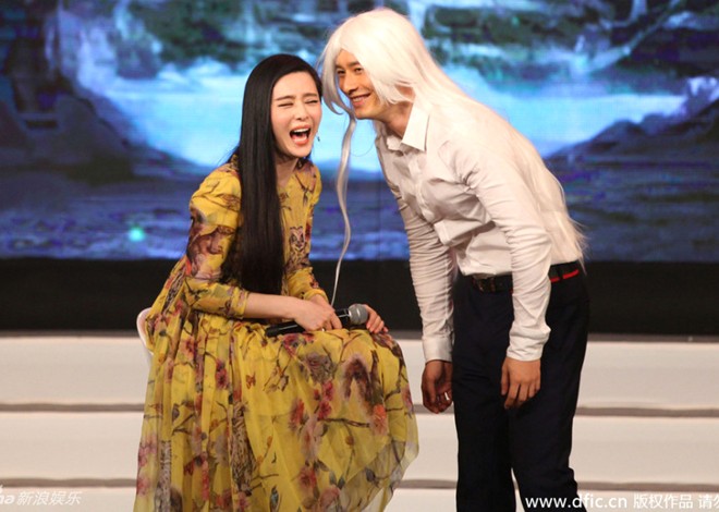 Phạm Băng Băng hớ hênh tốc váy giữa hàng trăm fan Phạm Băng Băng hớ hênh tốc váy giữa hàng trăm fan