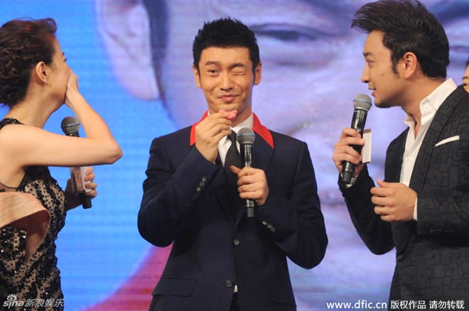 Phạm Băng Băng hớ hênh tốc váy giữa hàng trăm fan Phạm Băng Băng hớ hênh tốc váy giữa hàng trăm fan