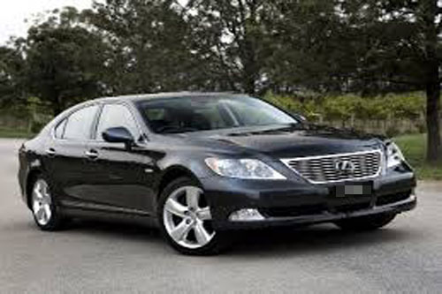 Nã đạn vào xe Lexus trên phố như phim hành động