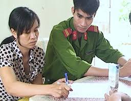 Đau lòng bé gái 1 tuổi chết vì bị cậu nhét than vào miệng