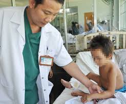 Đau lòng bé gái 1 tuổi chết vì bị cậu nhét than vào miệng