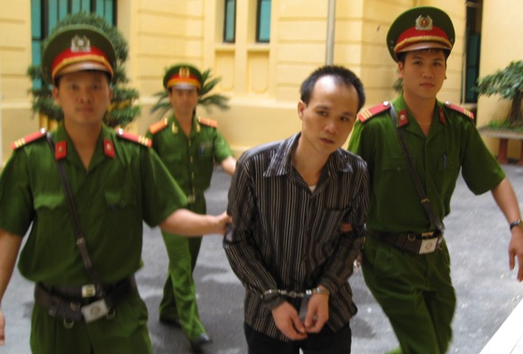 Tên cướp giết bảo vệ ngân hàng bằng 12 nhát dao, lĩnh án tử