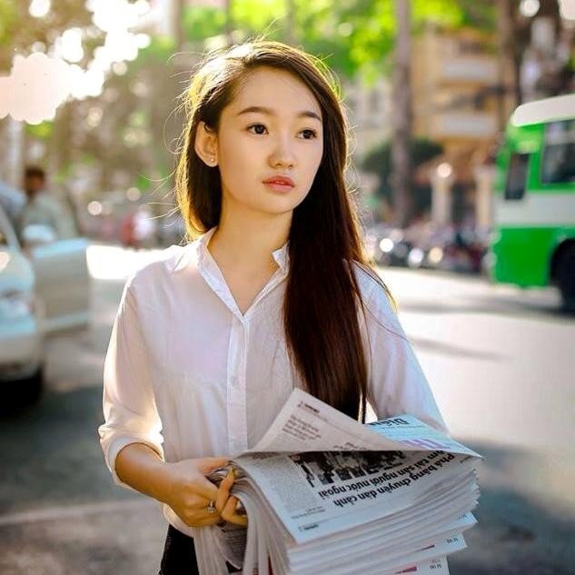 Cô gái bán báo dạo trong kỳ thi ĐH ở Sài Gòn gây xôn xao