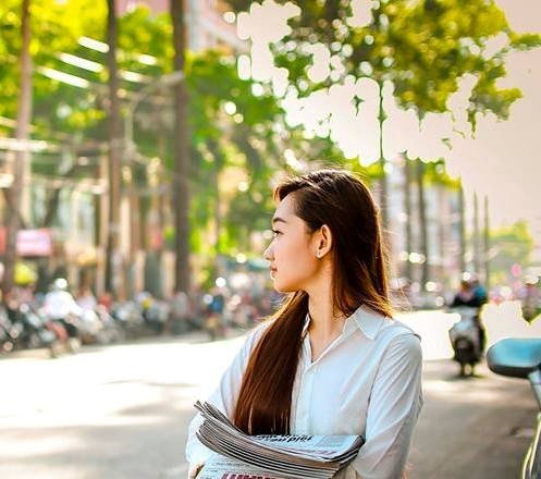 Cô gái bán báo dạo trong kỳ thi ĐH ở Sài Gòn gây xôn xao