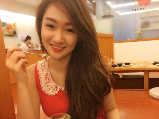 Cô gái bán báo dạo trong kỳ thi ĐH ở Sài Gòn gây xôn xao