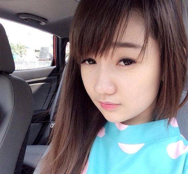 Cô gái bán báo dạo trong kỳ thi ĐH ở Sài Gòn gây xôn xao