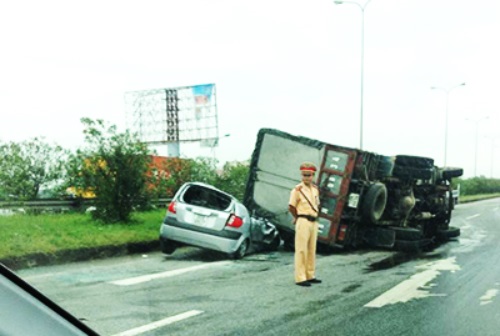 Tai nạn kinh hoàng, xe tải đè bẹp dúm ô tô 4 chỗ