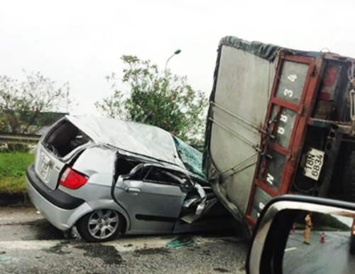 Tai nạn kinh hoàng, xe tải đè bẹp dúm ô tô 4 chỗ