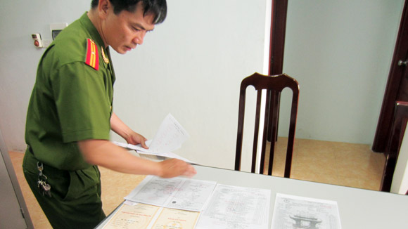 Cán bộ tuyển sinh... làm bằng giả