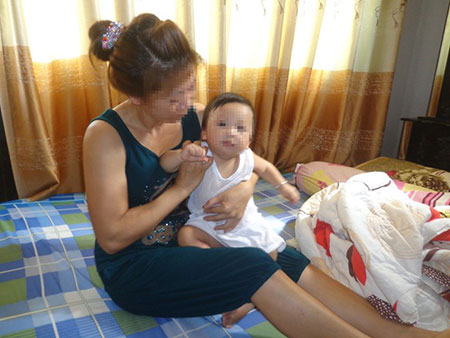 Bế bé trai 8 tháng tuổi đến đám cưới bắt chú rể nhận con